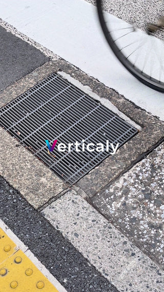 都会の排水溝、雨上がりの風景