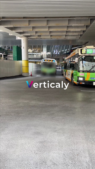 バス停でバスを待つ