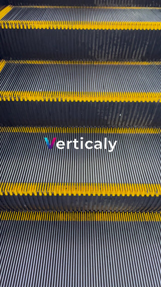 エスカレーターのステップ