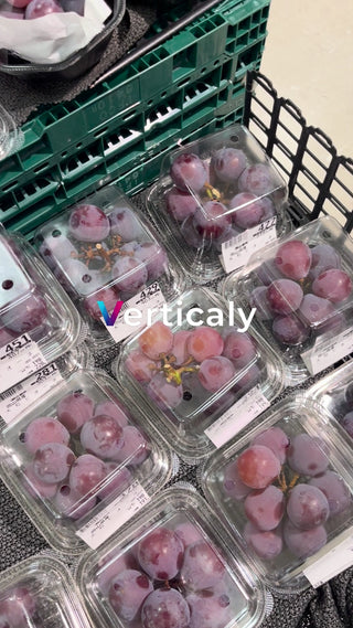 店頭に並ぶ葡萄、彩り豊か