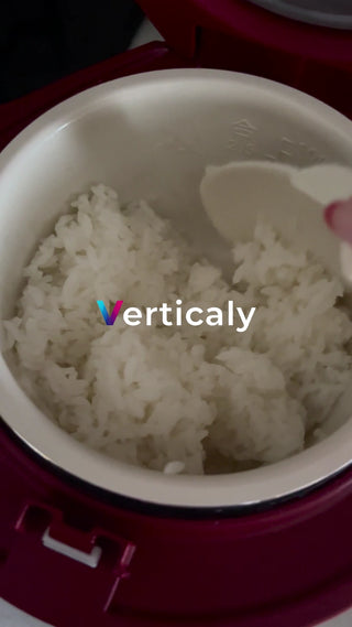 炊飯器から溢れる白米