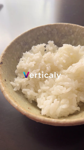 湯気の立つ白米、食卓に