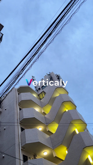 都会の階段、夜の灯り