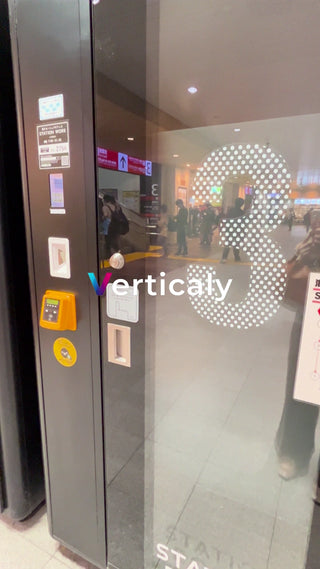 駅の改札、人々が行き交う