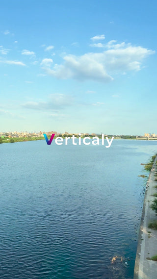 水面と青空、穏やかな風景