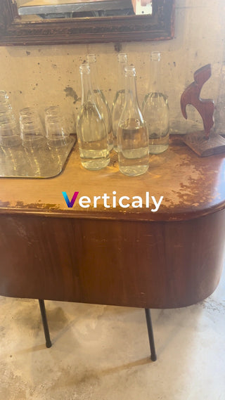 アンティーク家具と水瓶