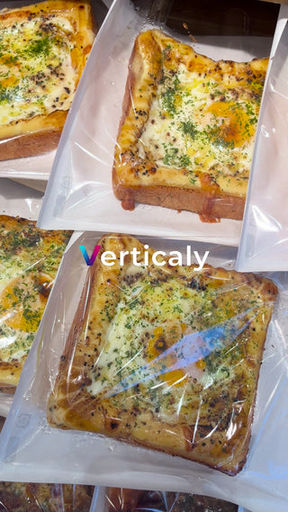 焼き立てトースト、卵とハーブ