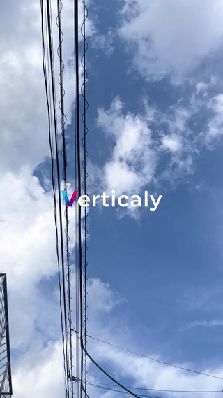 青空と電線、都会の風景