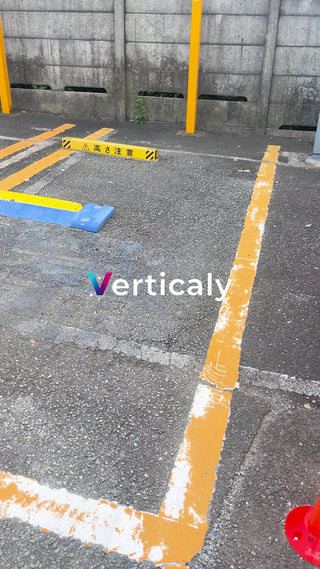 駐車場、高さ注意の標識