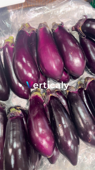 艶やかな茄子のアップ