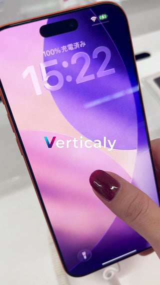 Woman using smartphone, 15:22