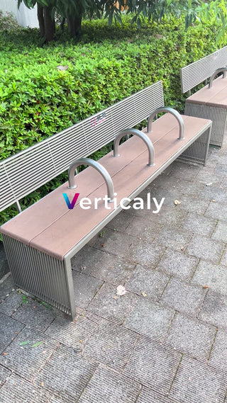 都会のベンチ、午後のひととき