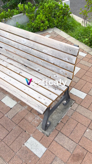 公園の木製ベンチ