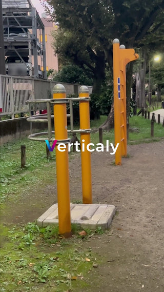 公園の遊具、夕暮れ時