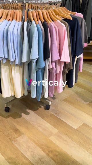 カラフルTシャツ、お店に並ぶ