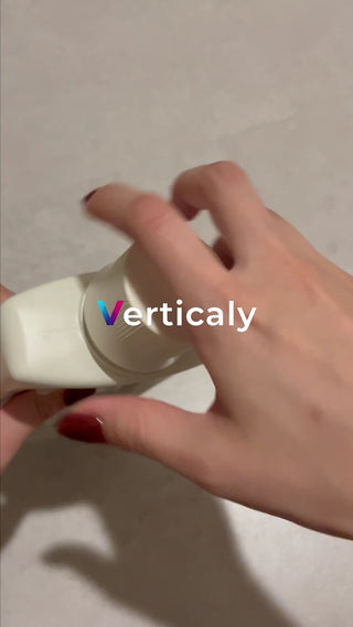 白い容器を回す手元