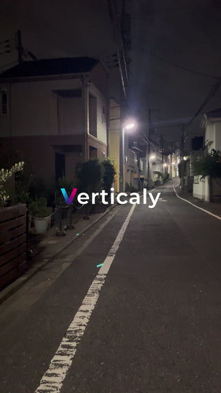 夜の住宅街、静寂と光