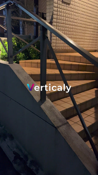 階段を上る夕暮れ時