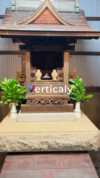 日本の社、静寂と緑