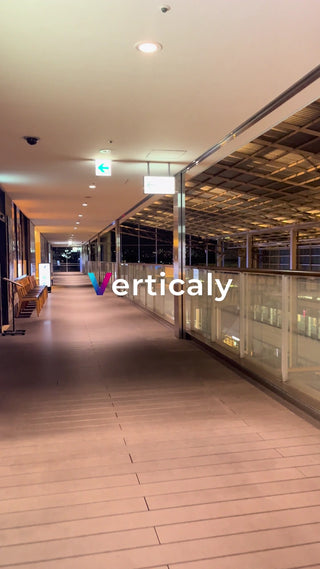 夕暮れ時の歩道橋