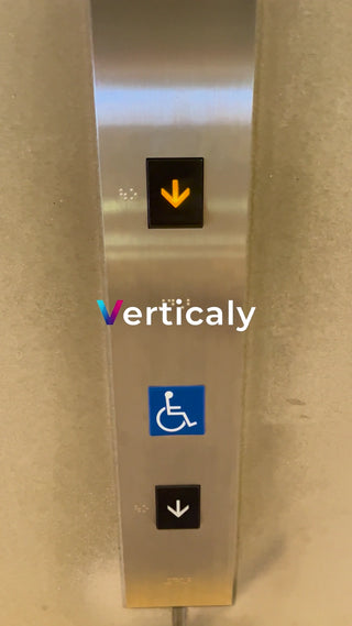 エレベーターの降下ボタン