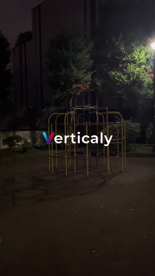 公園の鉄棒、夕暮れ時