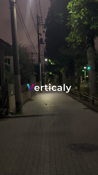 夜の街並みを歩く