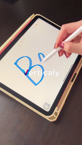 iPadで文字を書く女性