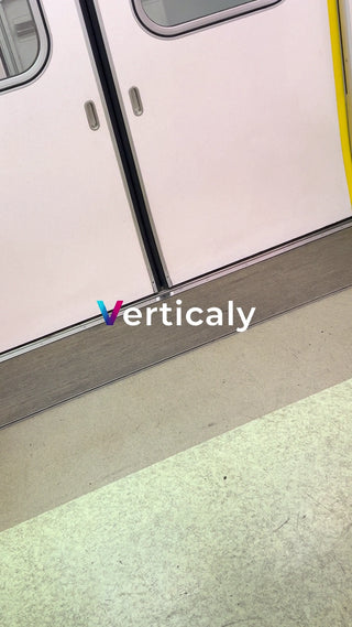 電車内のドア、移動シーン