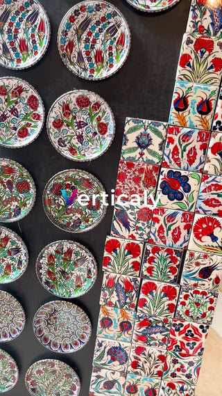 華やかな陶器、テーブルに飾る