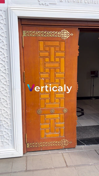 木製の扉、幾何学模様