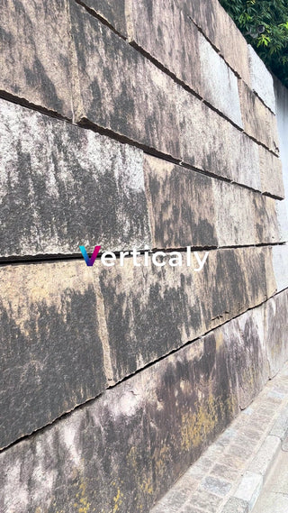 石壁の質感、自然の力強さ