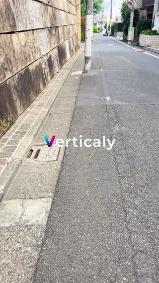 都会の路地裏、静かな午後