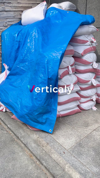 青いタープの下、米袋たち