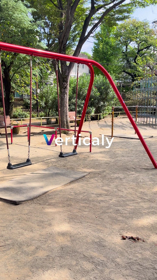 公園のブランコ、穏やかな午後