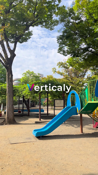 公園の青い滑り台