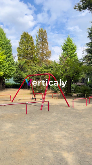 公園の赤い遊具、晴天の下