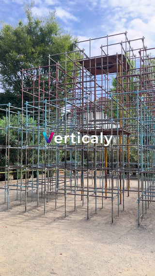 公園の鉄骨遊具、青空の下