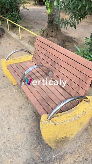 公園のベンチで休憩