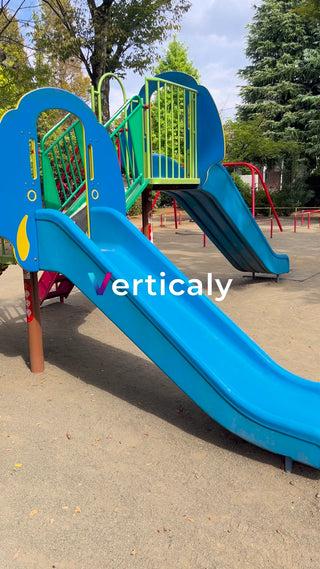 公園のカラフル遊具