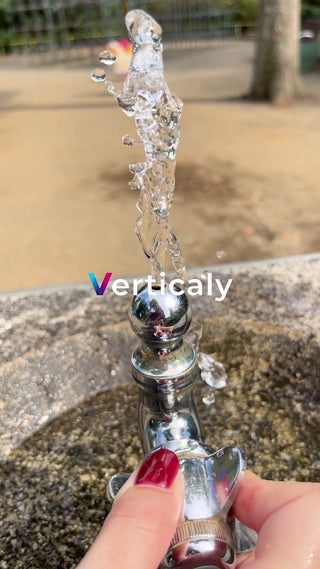 水面から飛び出す水、躍動感