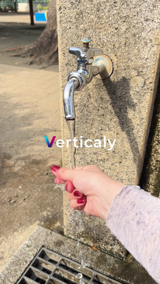 Red nails that admire the water surface