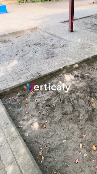 砂場、落ち葉と影