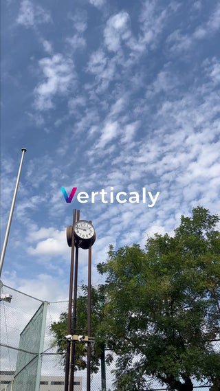 時計と青空、公園の風景