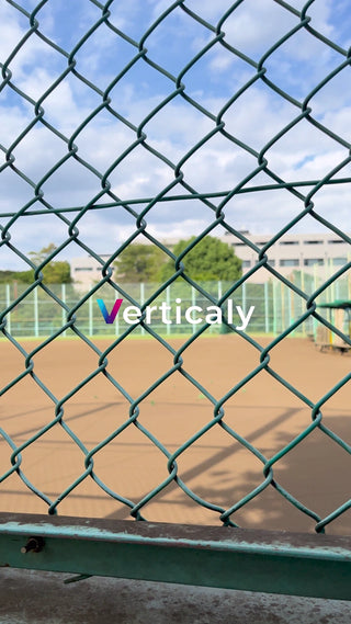 公園のフェンス越し、青空