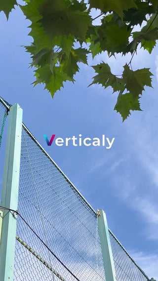 青空とネットフェンス