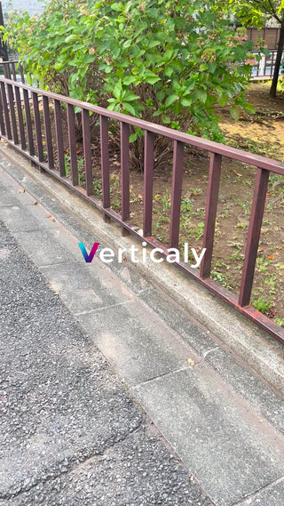 都会の片隅、ブラウンの柵