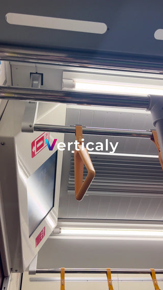 車内、吊り革の手