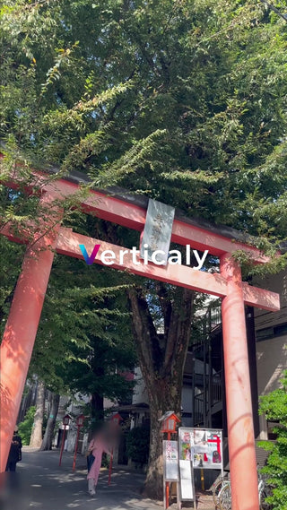 鳥居をくぐる参拝者