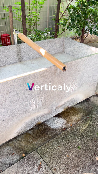 清らかな手水舎、夏の境内